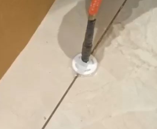 长宁瓷砖空鼓维修公司专业解答瓷砖在铺贴过程中，如果没有涂抹均匀到位的粘结材料（如水泥砂浆或瓷砖胶），可能会导致以下问题